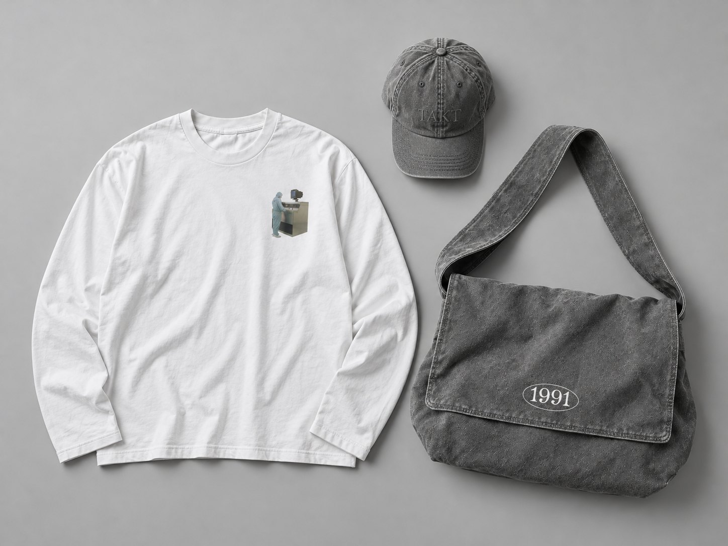 Merch TAKT: biały longsleeve z nadrukiem tłoczni, szara czapka z logo TAKT i jeansowa torba 1991
